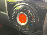 【オートエアコン】一度お好みの温度に設定すれば、車内の温度を検知し風量や温度を自動で調整。暑い&hellip;寒い&hellip;と何度もスイッチ操作をする必要はありません。快適な車内空間には必須の機能ですね♪
