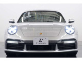 GTシルバーメタリックを纏った、上品かつスポーティーなエクステリア。ワイドなボディと流麗な911ならではのデザインが、Turbo Sならではの存在感を演出します。