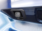後退時に車両の後ろ側をモニター画面に表示します。車庫入れなどでバックする際に後方確認ができて便利です。車庫入れが苦手な人もこれで安心。