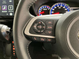 運転中、オーディオの操作をしてて、ハッとしたことはありませんか?ステアリングスイッチは、運転中でもハンドルでオーディオの操作が可能です。安全なドライブをサポートします。