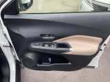 パワーウィンドウ装備です。運転席はオートになっているので、ワンタッチ開閉することが出来ます。