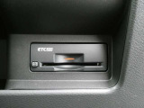純正ETC2.0付 料金所もスムーズに通れ、割引料金の適用もあります。ビルトインできれいに収まっており、見た目もスマートです。