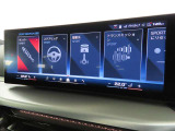 BMWカーブド・ディスプレイは、必要な情報をひと目で把握できるだけでなく、BMW iDriveの主要なインターフェイスとしてさまざまな機能の直観的な操作を可能にしています。