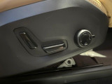 【メモリー機能付きパワーシート】ドライバーごとに設定したシート位置を記憶して、ボタン一つで切り替えできる便利な機能!運転する方が複数名いらっしゃるご家庭におすすめです。