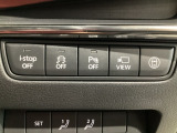 運転席脇のクラスタースイッチ部分にはカメラ切り替えスイッチ、パーキングセンサー、その他走行系スイッチを集中配置しております。