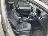 CX-5のシートは、人間工学に基づいたホールド性の高さと、上質な素材使いや豊富なヴァリエーションが特徴です。