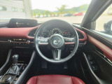 【運転席インテリアデザイン】左右対称のインテリアデザインでドライバーを包み込み運転に集中できるように設計されています。