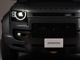 LEDヘッドライトとフロントフェイスを際立たせる半円状のシグネチャーデイタイムランニングライト(DRL)が標準で装備!一目でDEFENDERとわかる個性的なデザインになっております。
