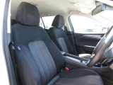 正しい姿勢で運転できるように体幹の腰部をしっかりささえるようデザインされているシートです。素材、シート形状を研究することでフィット感を高めつつ、優れた快適性を実現しています。