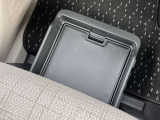 助手席のシート下には便利なスライド式の収納も。運転用の替え靴や、車内に常備したい子ども用品、着がえた服などを収納できます。