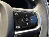 【ステアリングスイッチ】運転中、前方から目線をそらさずにオーディオ等の操作ができるよう、適切に配置されたスイッチ類。安心&快適なドライブを演出してくれる便利な機能です。