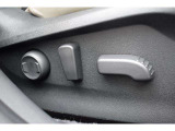 運転席パワーシート 電動シート採用で細かい微調整ができ、ドライビングポジションにしっかり合わせることで疲労軽減や事故防止につながります♪♪