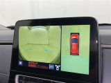 パノラミックビューモニターを装備。駐車場や交差点でクルマを真上から見るように周囲を確認できます。機能の詳細は販売店スタッフまでおたずねください。