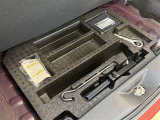 【パンク修理キット】スペアタイヤの代わりにパンク修理キットが備え付けられております
