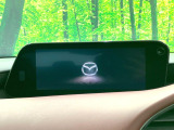 【8.8インチマツダコネクト】車内の雰囲気にマッチした大型のディスプレイ。スマホ接続でのナビ使用やBluetooth再生等、様々な機能が楽しめます。直感的なダイヤル操作が可能で、使い勝手も良好です。