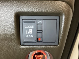 左側電動スライドドアは運転席からでも操作ができるように、ハンドル付近に開閉の操作スイッチが付いています。