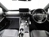 上質で落ち着いた印象のインパネ。視界も広々で運転しやすいです。