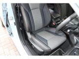 オレンジステッチがカジュアルな雰囲気を演出する運転席シート!乗り降りのしやすさとロングドライブでも疲れにくい形状のシートです!