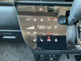 オートエアコン付き♪温度調整、風量調整も自動でしてくれますから、車内はいつも快適空間でございます!想像以上に便利な装備なんですよ☆