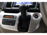 インパネシフトだから視線の移動も少なく足元もスッキリ♪運転席もゆったりしているのでゆとりを持ってドライブできますね!