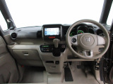 運転席からも助手席からも使いやすい位置に小物入れを配置しています。