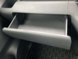 ダッシュボード助手席側上部にインストアッパーボックスがあり、収納に便利です。