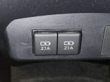 充電用USB端子付き。スマートフォンなどの充電に便利です。