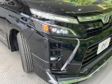 【LEDヘッドライト】悪天候や夜間走行時も良好な視界を確保し安心して運転できる高輝度LEDヘッドライトを装備!点灯速度が早く、消費電力も抑えられています。