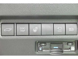 スマートキーや運転席のボタンを押すだけでリアゲートが自動で開閉します!荷物を持っている時や、高い位置にあるバックドアを閉める際に便利な機能です