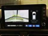 リバースギアに入れるだけで後方の表示へ切り替わります。夜間や雨の日の駐車も楽になりますよ。