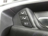 運転席のシートポジションを記憶・再現できるメモリー機能を搭載しています。