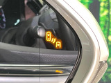 【ブラインドスポットモニター】走行中、ドアミラーの死角になりやすい箇所に後続車が接近するとサイドミラーのレンズに警告を表示!ドライバーに注意喚起をしてくれます。