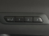 【メモリー機能付きパワーシート】ドライバーごとに設定したシート位置を記憶して、ボタン一つで切り替えできる便利な機能!運転する方が複数名いらっしゃるご家庭におすすめです♪
