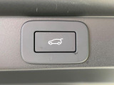 電動リアゲートは、ボタンやリモコンでバックドアを自動開閉できる機能です。楽に開閉でき、ゲートが開く高さの記憶や安全のための挟み込み防止機能も備えています。