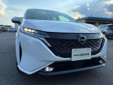 LEDヘッドライトは明るく暗い道も安心です。ロービームとハイビームを自動で切り替えてくれて便利なハイビームアシスト機能付き。