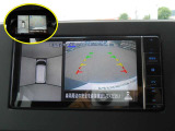 上から見下ろすような視点で駐車をサポートする「アラウンドビューモニター」装備。 ナビ画面かルームミラー映像を映すことが可能です。