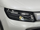 【LEDヘッドライト】悪天候や夜間走行時も良好な視界を確保し安心して運転できる高輝度LEDヘッドライトを装備!点灯速度が早く、消費電力も抑えられています。