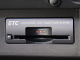 コンソール内一体型のビルトインETC装備!見た目の部分も良いですが、ETCカードの盗難防止になる設置箇所です!料金所の渋滞回避!時間帯・日によって料金の軽減を受けられます!ストレス知らずのドライブ!