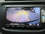 バックカメラの画像です。ガイドラインがスムースな車庫入れをサポートいたします。車庫入れの安心感がアップしますね。
