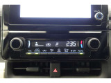 ★エアコンはオートタイプが装着済みです!オートモードにしておけば、車内温度を設定するだけで風の料や吹き出し口の切り替えを機械が行ってくれます!一年中快適な環境を作れますよ♪