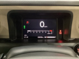 デジタル表示のスピードメーターとタコメーター、燃費やオドメーターなどの表示の他に、ホンダセンシング機能などの表示もできる多機能なマルチインフォメーション・ディスプレイです。