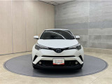 お車購入のポイントとなるフロントマスクです!シャープな目つきが印象的なデザインのヘッドランプです。
