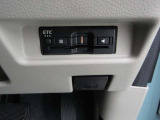 ETCももちろん搭載。いちいち料金所で停車する必要なんて当然ないです。スムーズにストレスなくドライブをお楽しみください。(※支払総額にセットアップ費用は含まれておりません。)