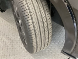 安全に走行するためには空気圧の確認をはじめ溝の深さ、ひび割れの等の点検が必要です。点検時に交換が必要と判断した場合は交換いたします。