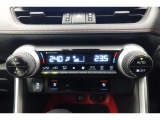 ★運転席と助手席でそれぞれお好みに合わせて温度設定が行えるフルオートエアコンです。外気温や室温、日射量を感知し、吹き出し温度、風量を緻密に制御します