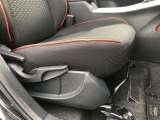 運転席シ-ト座面は上下アジャスタ-付です。お好みの位置に調整可能です。