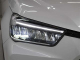ハイビームで走行中、対向車を検知し操作することなく部分的に遮光する、ADB(アダプティブドライビングビーム)を装備。対向車に眩しい思いをさせることなく、ハイビームの視認性を確保します。