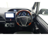 スポーティームード溢れる運転席周りですね。 クイックなドライビングに対応できるよな運転席回りになっています。 ドライブがますます楽しくなりますね!