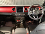 シンプルで無骨なデザインが魅力の車内。丸型エアベントと堅牢なスイッチ配置がオフロード感を強調し、直感的に操作できる配置も好印象。質感の高いシートと視認性の良いメーターで長距離でも快適にお楽しみ頂けます