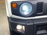 【LEDヘッドライト】悪天候や夜間走行時も良好な視界を確保し安心して運転できる高輝度LEDヘッドライトを装備!点灯速度が早く、消費電力も抑えられています。